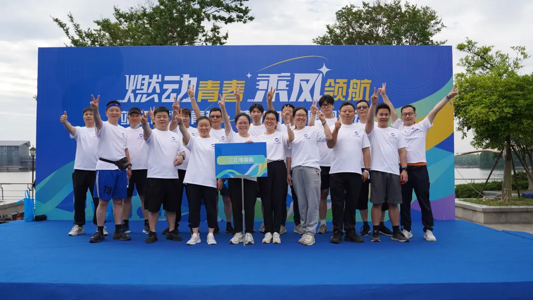 笑容在陽(yáng)光下綻放